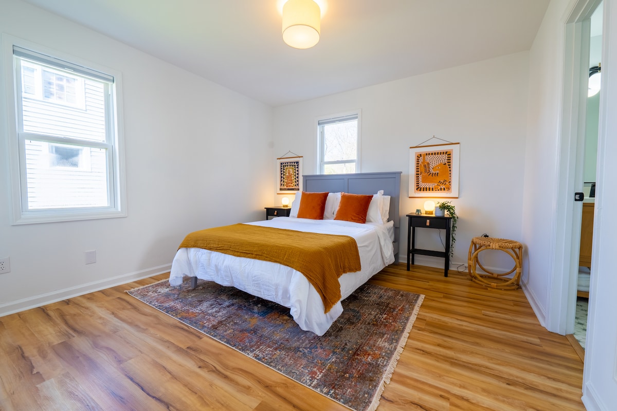 Hoofdslaapkamer met eigen badkamer.