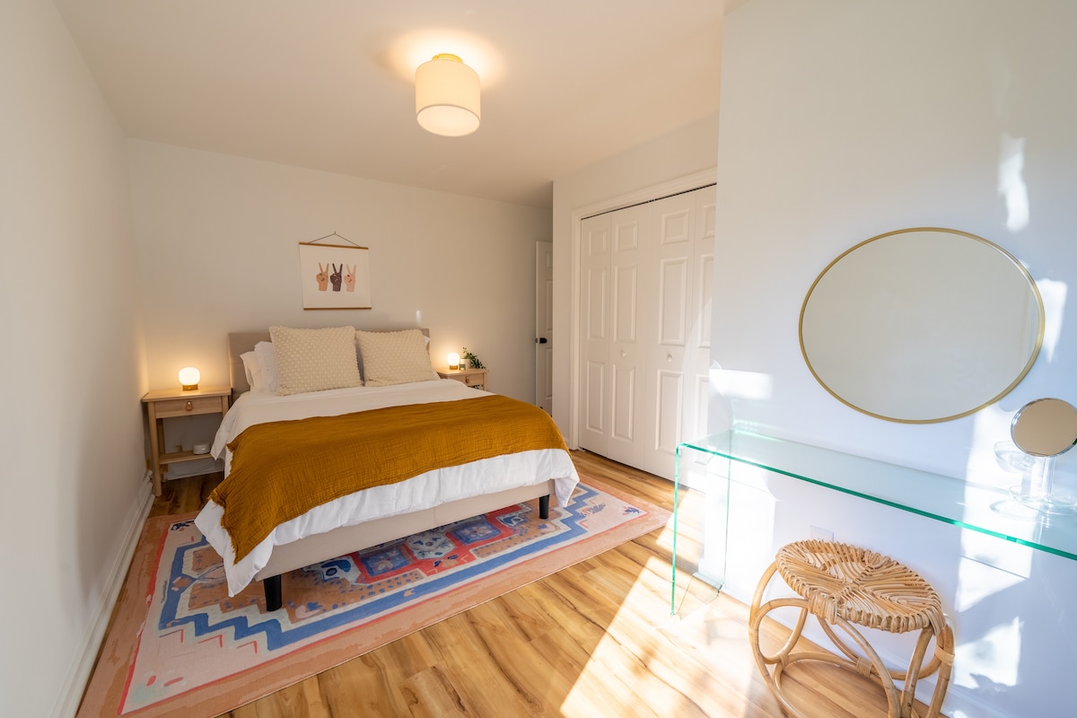 Slaapkamer 2 met queensize bed en dubbele wastafels.