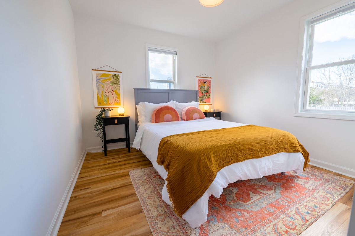 Achterslaapkamer met queensize bed.