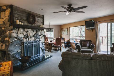 The Bournhouse~ cozy home on the river in Winthrop