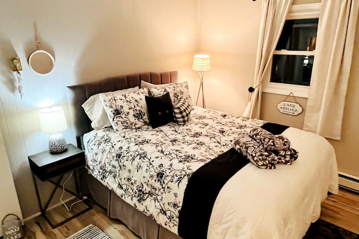 غرفة النوم الثانية - تتضمن سريرًا بمقاس كبير مزود بخزانة ملابس وسرير هوائي تلقائي بالكامل 