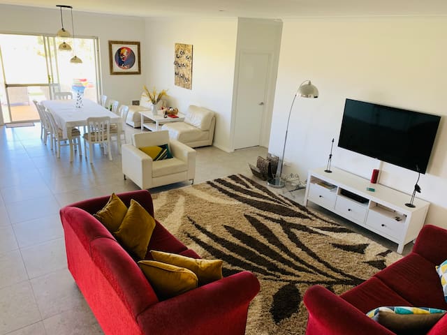 Beach and Golf Retreat Mandurah (Netflix & Kayo) gallery image 5