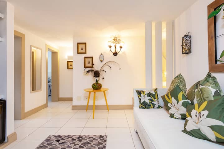 פרטים אינטימיים וחדר טלוויזיה.