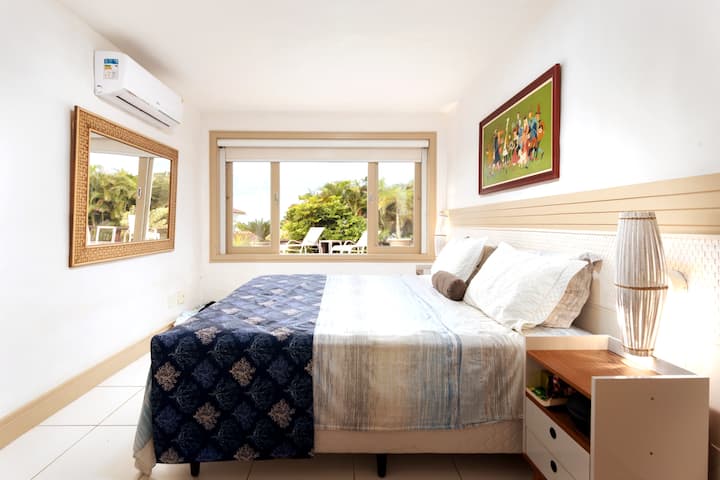 סוויטה 3: קינג דאבל עם נוף לים ובריכת שחייה.