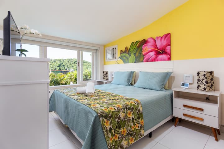 סוויטה 1, עם נוף פנורמי לים ולבריכה.