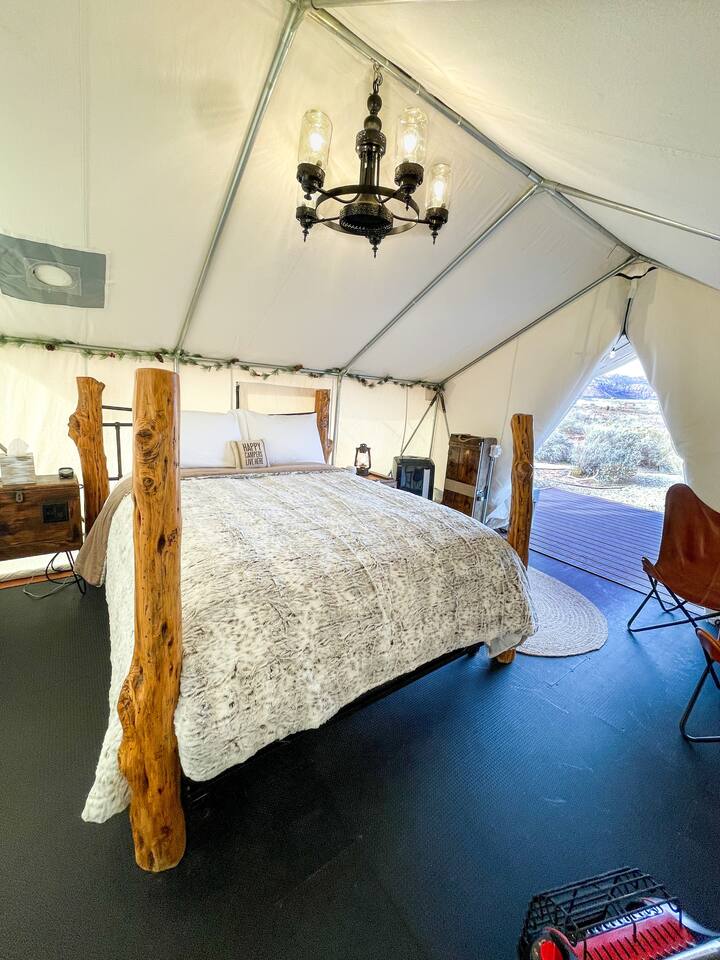 Come get cozy! Our winter retreat offers a heated queen sized bed, electricity, wifi, propane & electric heater and an indoor seating area. 