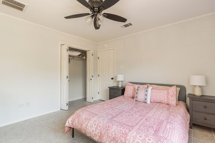 客房配备标准双人床。  根据房客的反馈，最近增加了一张床垫，让床更加舒适。  请注意完全可用的衣柜。