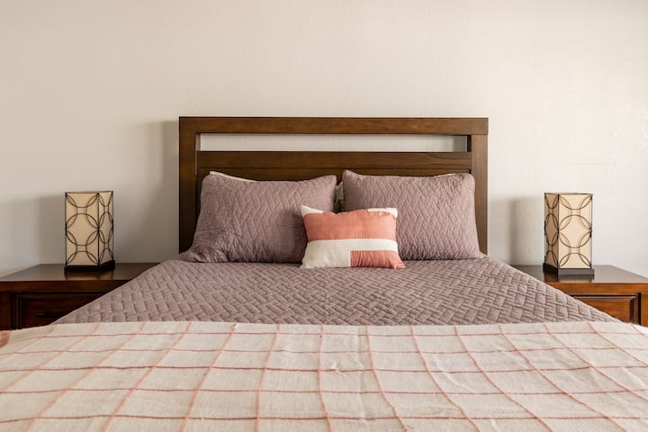 主卧配有标准双人床。  床头板每侧都有内置USB插座。