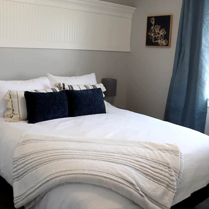 The guest room has a queen size bed and is really comfortable!