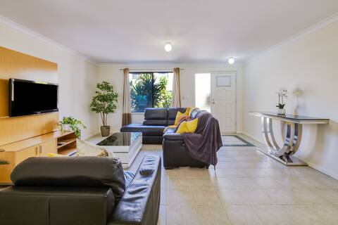 Belmont Comfort: Central & Light-filled Stay
