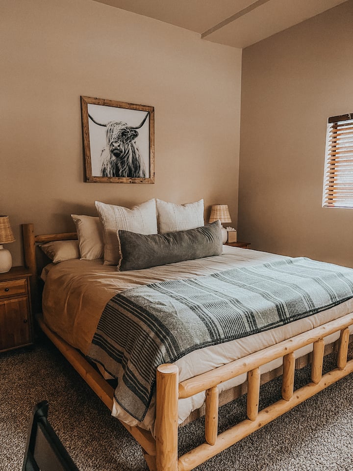 主楼层2号卧室。大型加大加大双人床，配备豪华床垫和豪华床单。宽敞的美景为您提供一个安静的睡眠房间。 