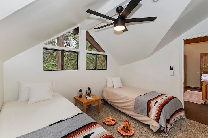 我们的露营主题客房配有2张双人床。 这间卧室位于顶层，卫生间相连。 非常适合希望孩子在房间附近的顶楼拥有一个可爱的舒适空间的家庭。