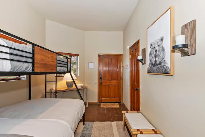 欢迎来到4号双层客房卧室。这间客房位于游戏室旁边的下层，设有独立的卫生间和通往外面的门。 