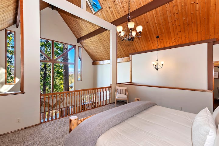 顶层卧室，配备东方加大双人床和豪华床垫。您永远不会忘记从这个房间醒来就能看到的美景。奢华的床单，欣赏箭头湖（ Lake Arrowhead California ）的美景