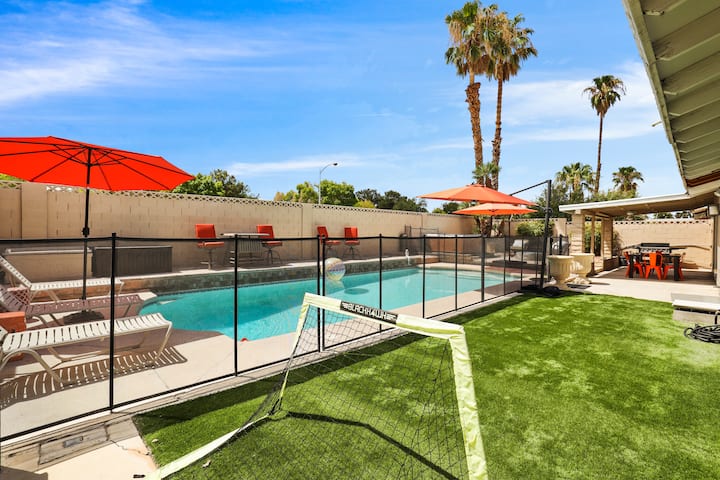 Perfect Group Getaway W/ Private Pool - Las Vegas, NV