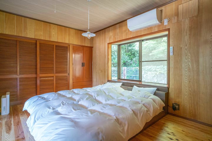 寝室#3　こちらは2階奥のお部屋。ファミリー向けのローベッドを使用しています。寝室#4とつながっています。