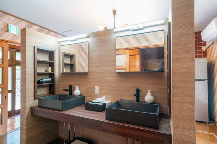 2人同時に使える洗面を新設しました。ドライヤーも２台設置しています。