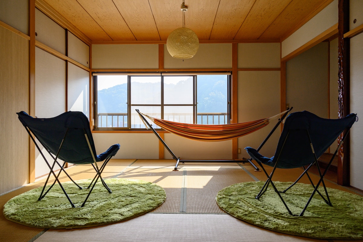 寝室4　備え付けのキャンピングチェアやハンモックに揺られて、本を読みながらのんびり過ごす。そんな用途にもおすすめのお部屋です。宿泊人数にあわせて、お布団をご用意いたします。