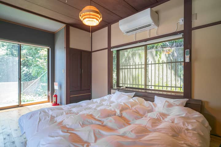 寝室#1　テラスにつながる寝室です。ファミリー向けのローベッドを使用しています。