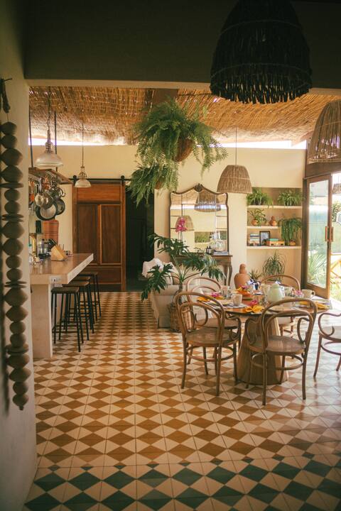 House with pool, close to  the sea with breakfast