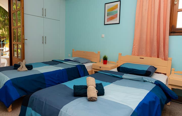 Dvojlôžka v druhej spálni s písacím stolom/budíkom a samostatným prístupom na balkón.