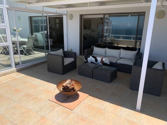 Cape Town, get “Hoeked” on the home with a view gallery image 4