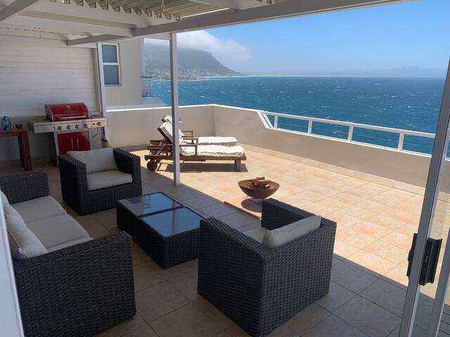 Cape Town, get “Hoeked” on the home with a view gallery image 2