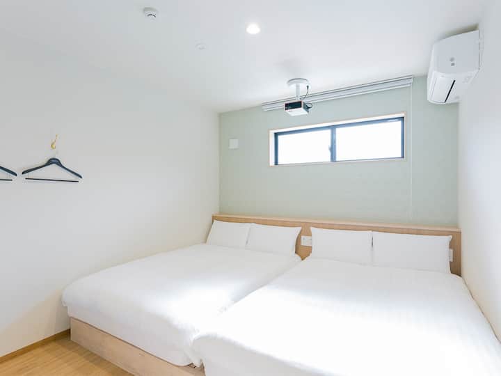 [Primjer sobe za goste za 6 osoba] Spavaća soba s 2 bračna kreveta