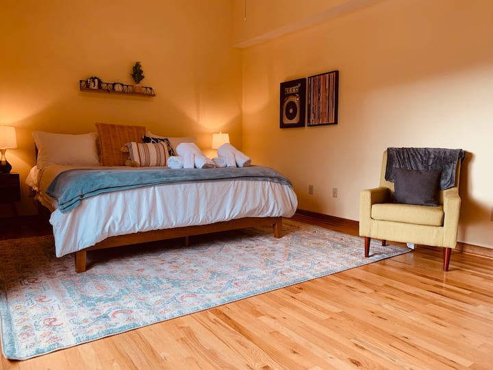 Master bedroom. King bed, 32" t.v. and private full bathroom with Whirlpool tub.