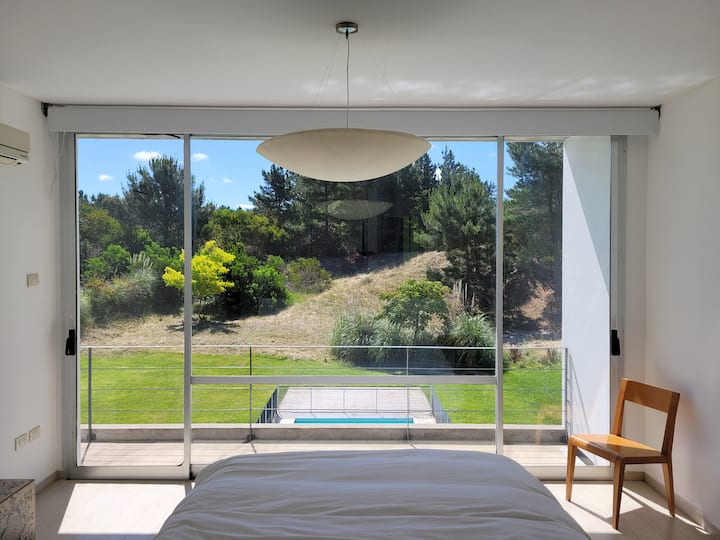 المنظر من الجناح الرئيسي. تحتوي الأسطوانة على جهاز تحكم عن بعد.