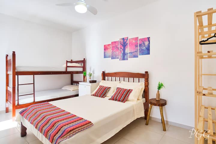 Suite con ventilador de techo/piso Qt, colchones nuevos de densidad 33: tamaño estándar (doble/individual), cubierta impermeable en todos los colchones/almohadas para la mejor higiene, armario de madera con perchas,mesas de apoyo,nota: NO OFRECEMOS ROPA DE CAMA/BAÑO