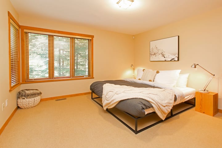 
"Deléitate con la máxima comodidad y relajación en nuestro oasis de ensueño dormitorio, donde todas las noches es una escapada tranquila a la serenidad. ✨️ #SleepInStyle"