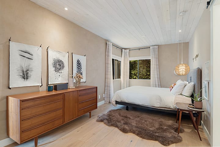 Основна спалня с регулируемо легло Reverie. Спалнята има стени от американска глина, които регулират влагата и почистват въздуха. Чудесно за спане!