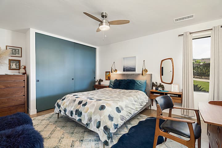 Спалня 2, сини нюанси като гледката към океана и бриз, които духат.