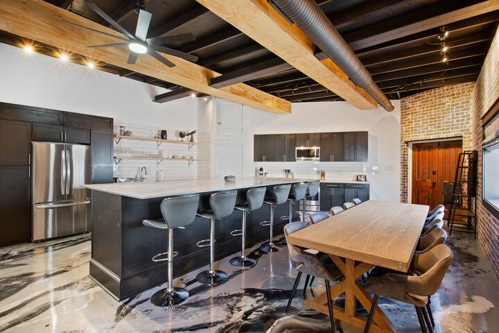 Perfect for Groups | Hot Tub | near French Quarter gallery image 2