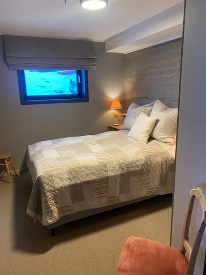 Dormitorio acogedor y espacioso con cama doble tamaño king
