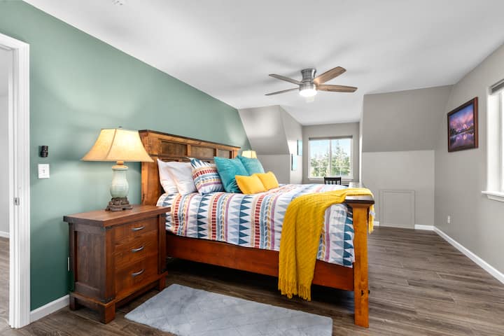 Arriba, dormitorio con cama tamaño king