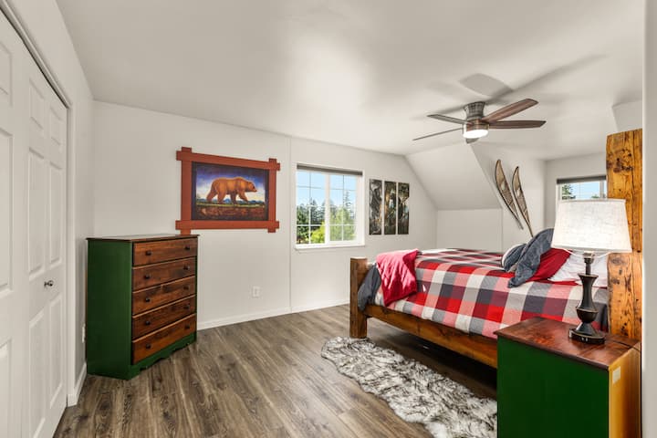 Arriba, dormitorio con cama tamaño queen