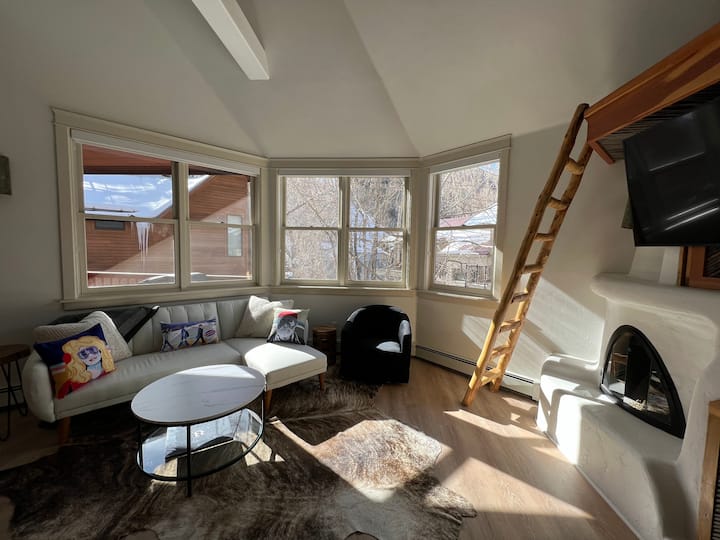 Luxe Telluride Basecamp 2br  W/fireplace And Deck - Telluride, CO