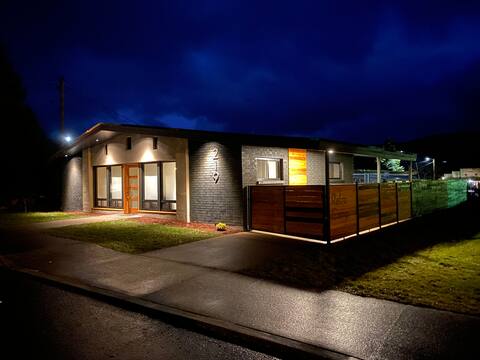 New Romantic vacation home by lakes w/ hot tub.
