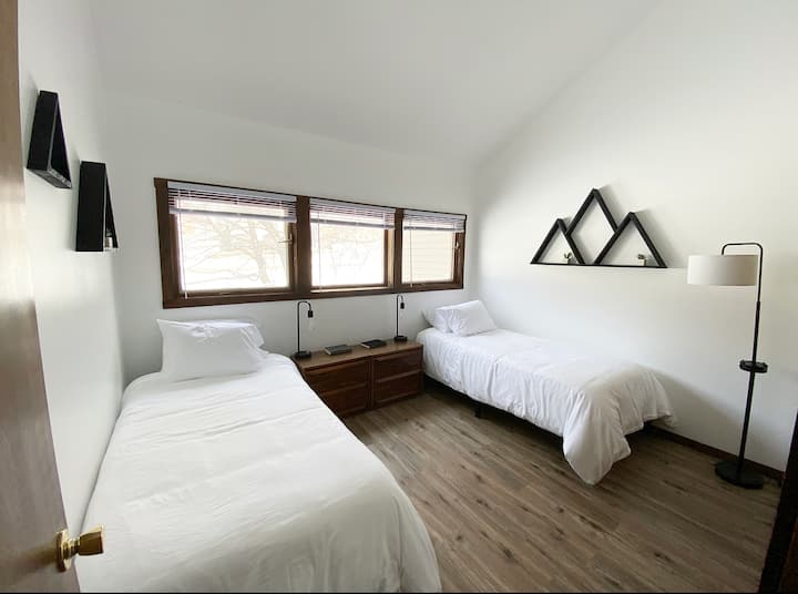 Спална соба бр. 2: два двокреветни 10-инчни душеци од мемориска пена, ламби покрај креветот и прозорци кои ја пропуштаат сончевата светлина во текот на денот.