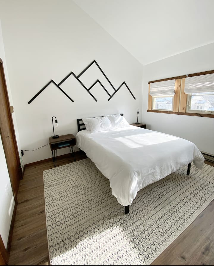 Спална соба бр. 1. Опремена со душек од мемори пена од 12инчи, голем гардеробер и ноќни шкафчиња со спектакуларен поглед на планините.