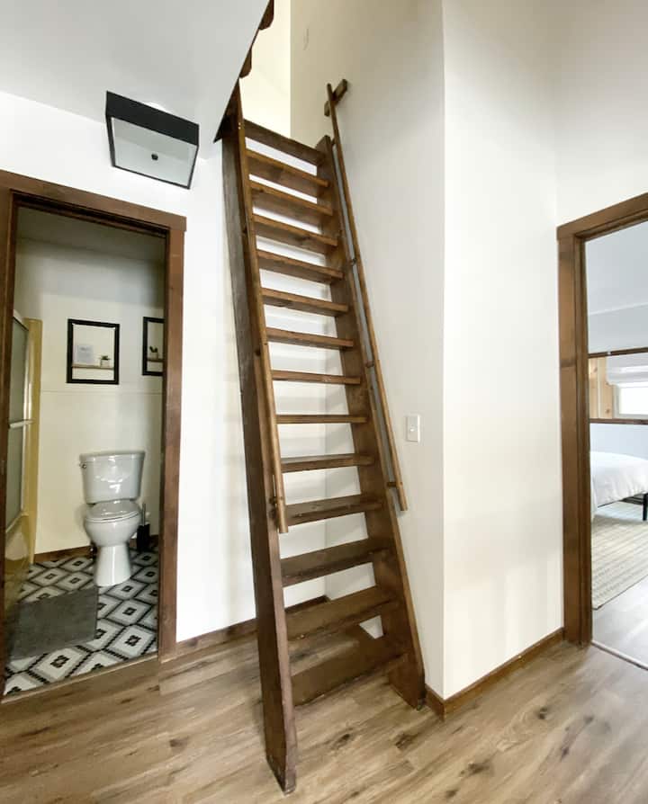 Скалите до поткровјето се стрмни со кратки чекори. Иако е лесно да се искачите, може да биде незгодно ако нозете ви се тресат од денот полн со скијање или пешачење или вечер што завршила со ноќно кафе.