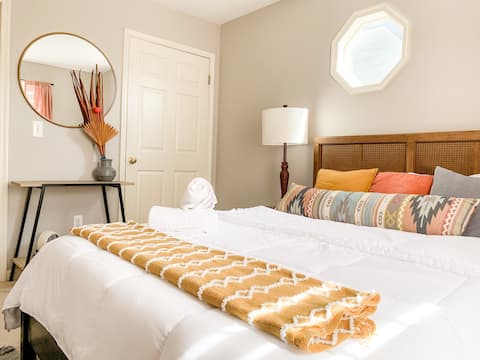 The Navy House-Walk or Shuttle Downtown! 3 bd
