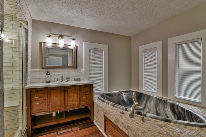 Hot tub, fire pit, King bed, 4 mi to downtown AVL