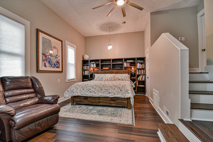 Hot tub, fire pit, King bed, 4 mi to downtown AVL gallery image 3