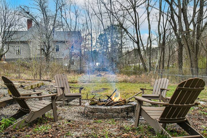 Hot tub, fire pit, King bed, 4 mi to downtown AVL gallery image 4