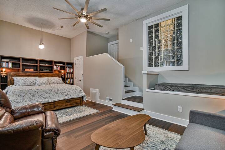 Hot tub, fire pit, King bed, 4 mi to downtown AVL gallery image 5