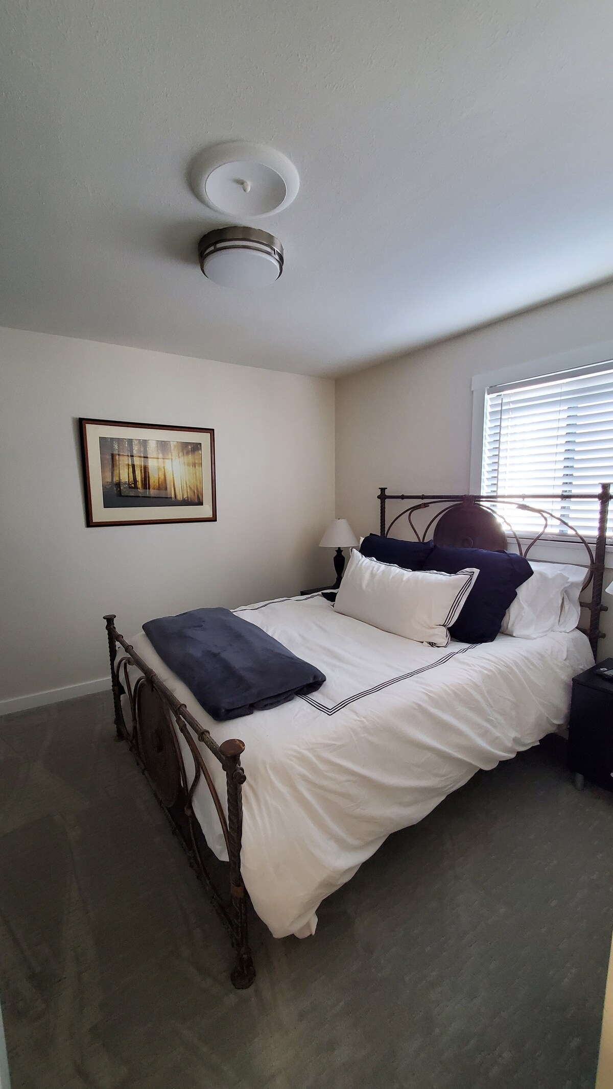 Glavna spavaća soba s Smart TV-om.