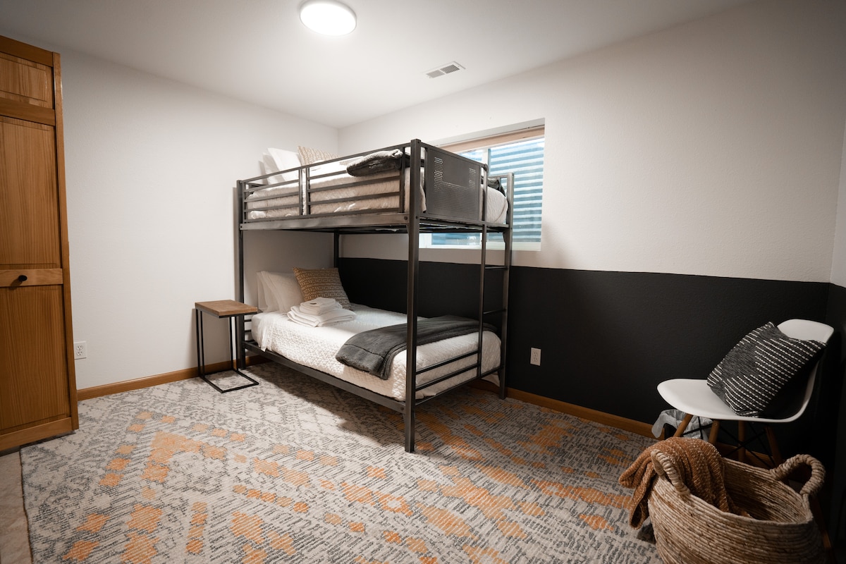 Საბავშვო ორადგილიანი ორსართულიანი საწოლები მდებარეობს დაბლა